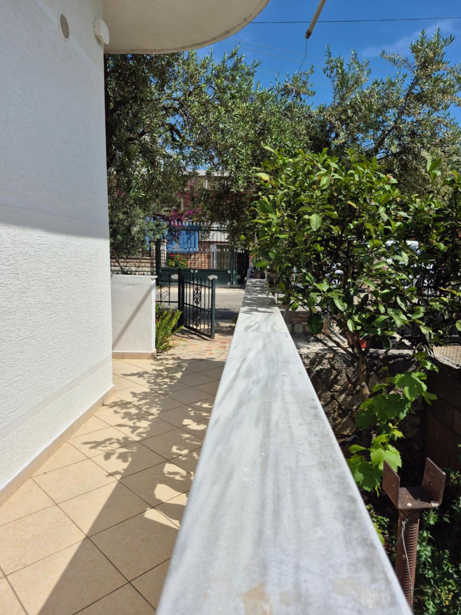 - Spacious Garden And Balcony 5 Min To & Center