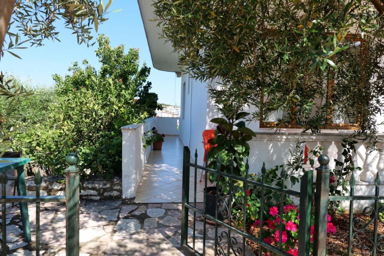 Vita Apartment - Spacious Garden And Balcony 5 Min To Beach & Center Ksamil