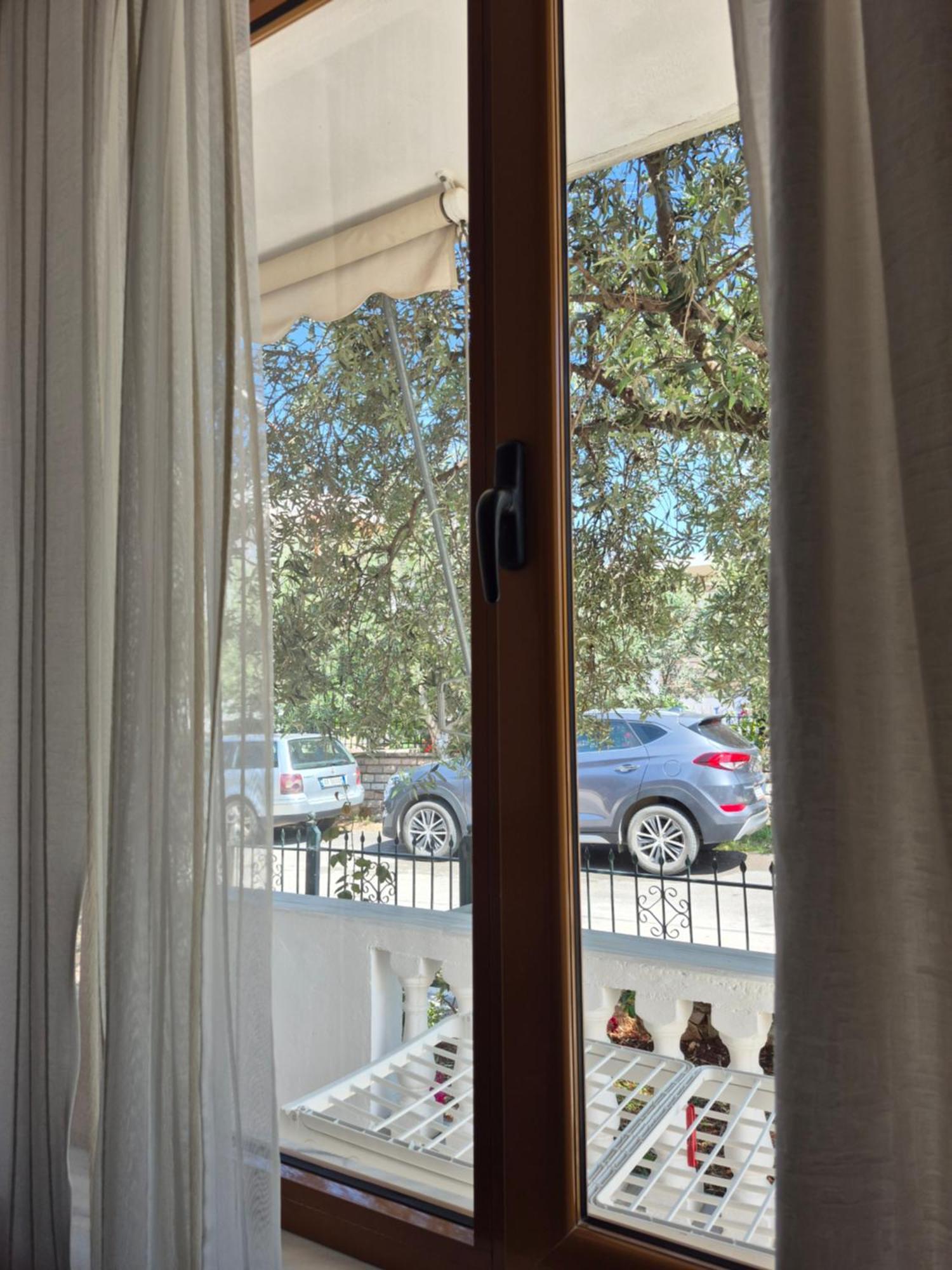 Apartment - Spacious Garden And Balcony 5 Min To & Center *