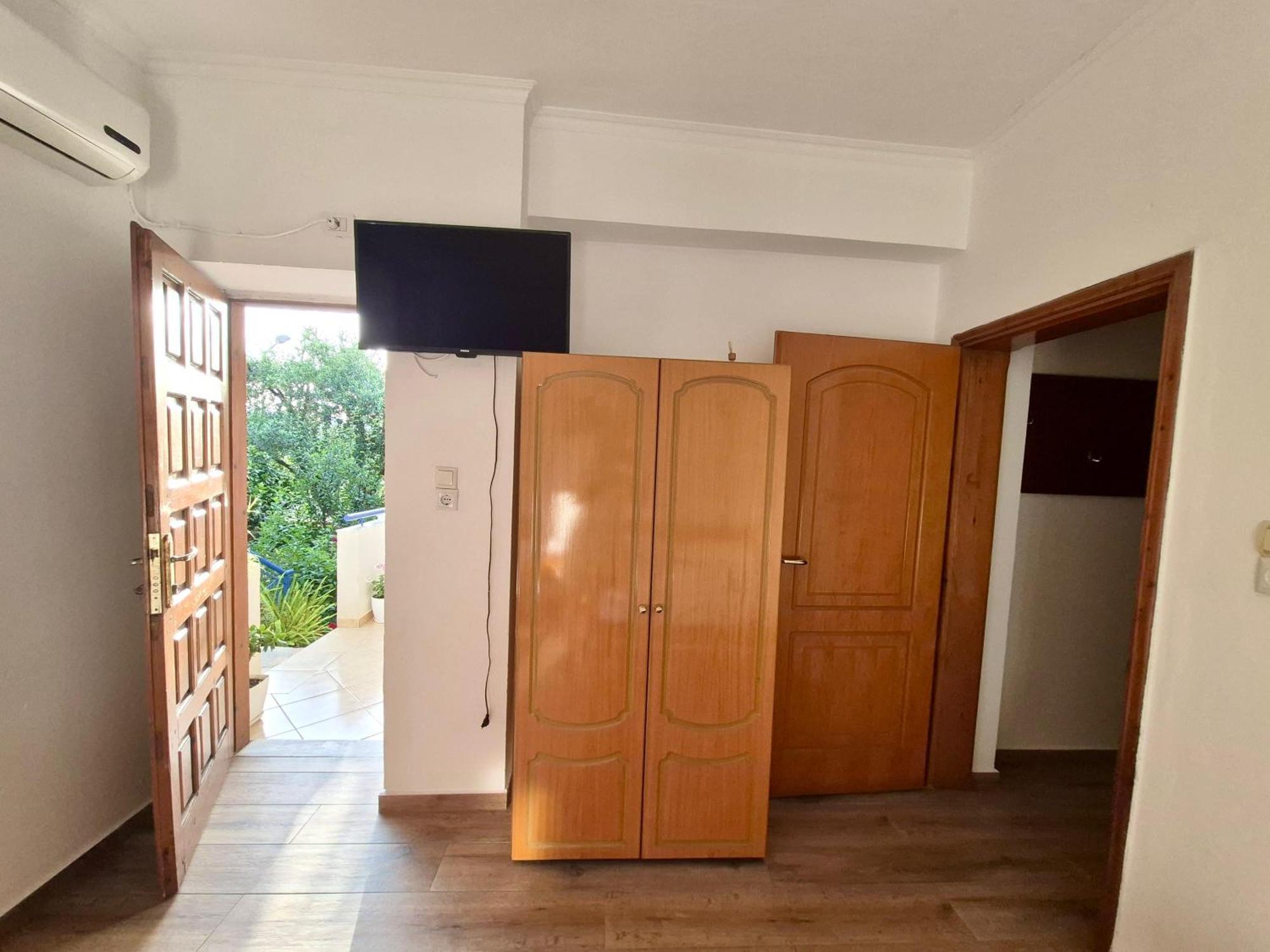 - Spacious Garden And Balcony 5 Min To & Center