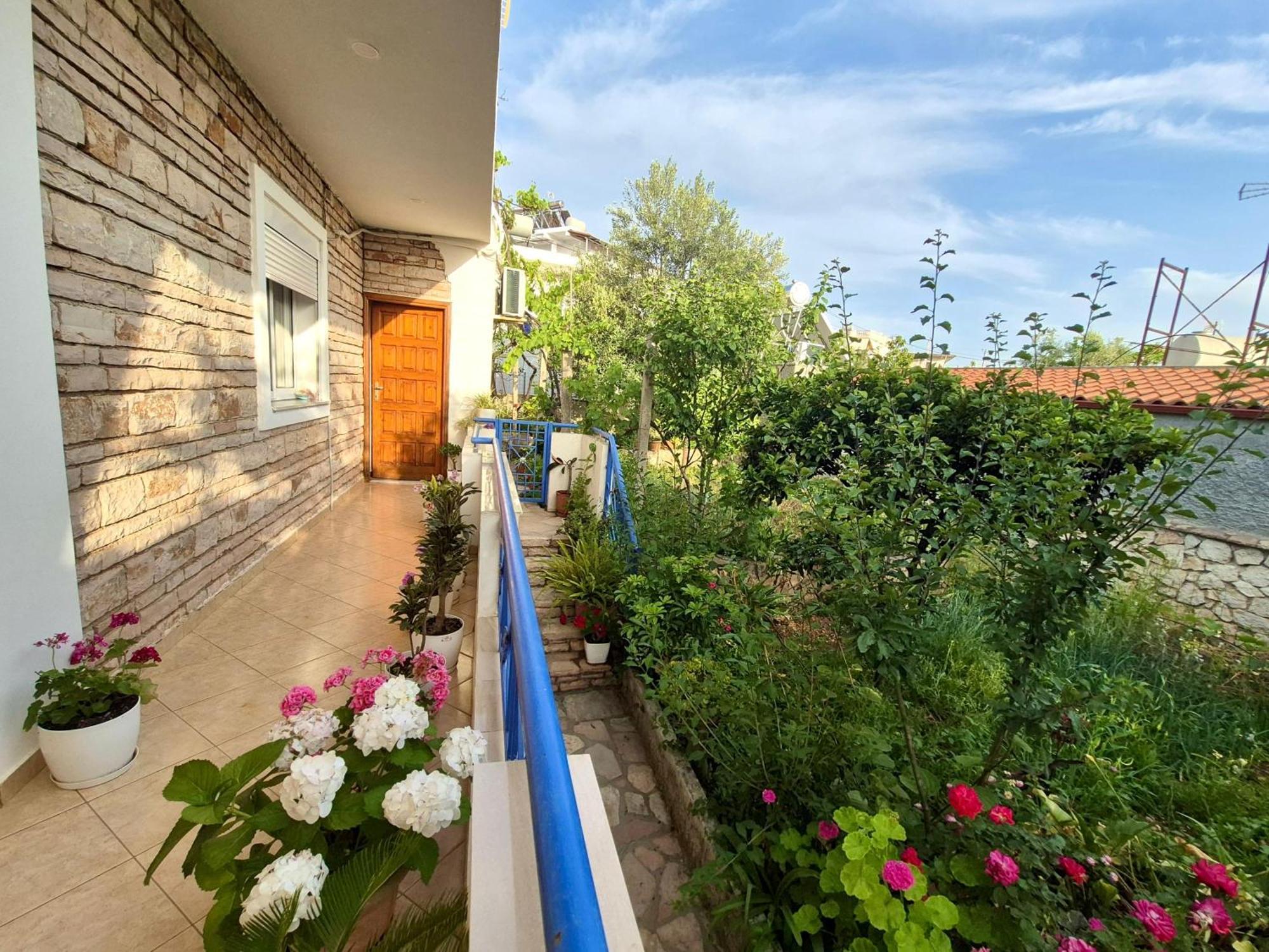 - Spacious Garden And Balcony 5 Min To & Center Apartament
