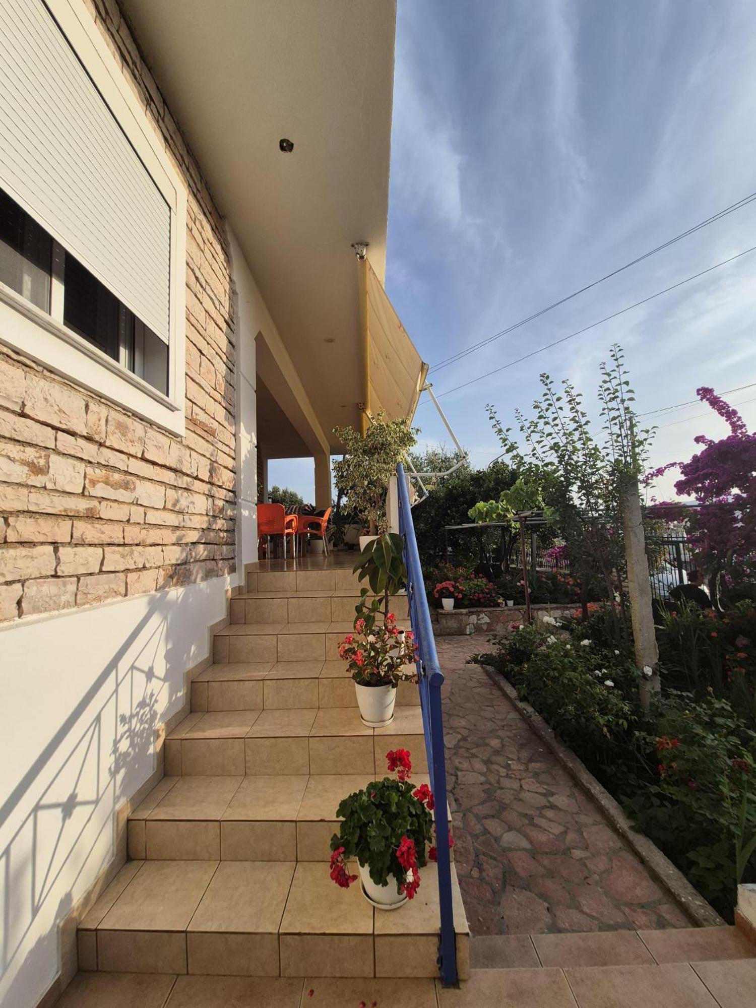- Spacious Garden And Balcony 5 Min To & Center Apartament Ksamil